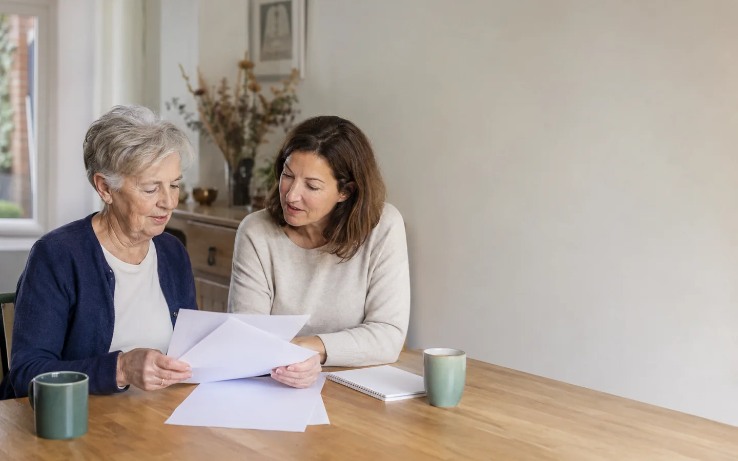 Des seniors consultent calmement des informations générales